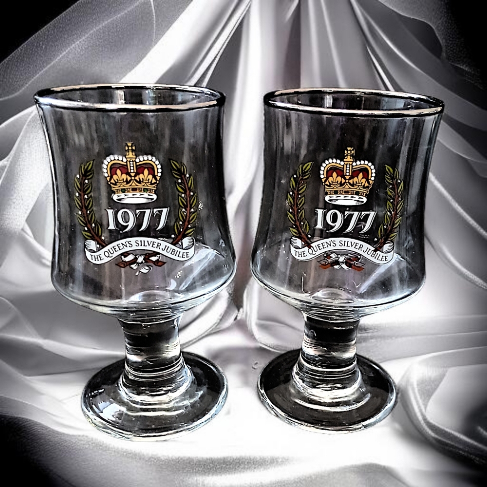 2 Queen Elizabeth II Silver Jubilee Coupe Glasses Wine‎ Cordial Souvenir Goblet - Picture 13 of 16
